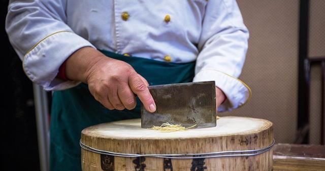 厨师|日本大厨秀刀工,把鱼切成了蝴蝶,只见中国小学徒拿过来一节莲藕