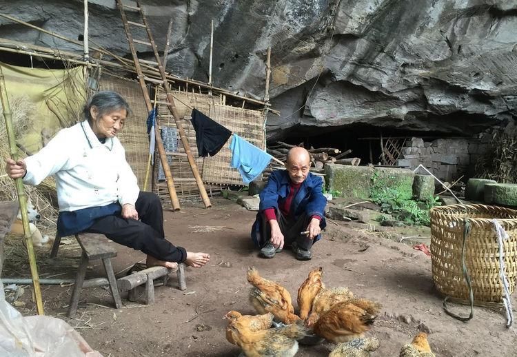  活成|老夫妻隐居山洞56年，吃腊肉喝自酿酒，常有野兽敲门，看活成啥样