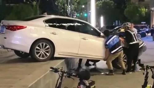  招工|女司机开车卡台阶上，现场招工，谁能抬出来1分钟给50块