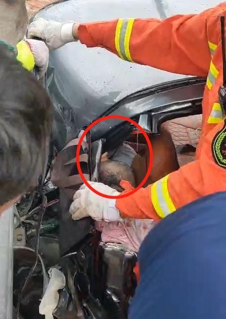  突发|突发！电白那霍发生一起车祸，两车相撞，车辆严重受损司机被困