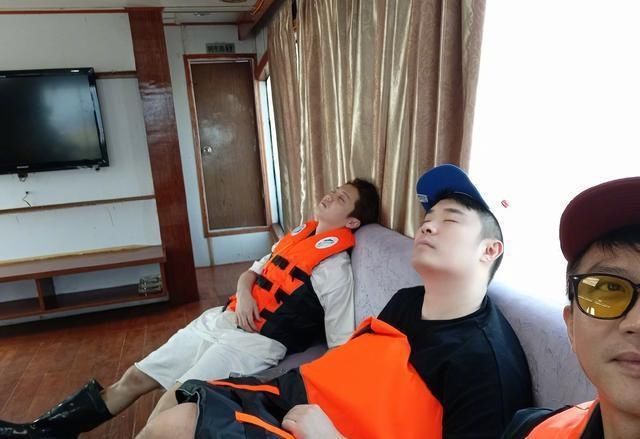  邓超晒出|邓超晒新照透露新综艺《哈哈哈哈哈》嘉宾，打工赚钱众人累到瘫软