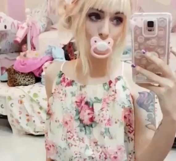 奶嘴|22岁女孩每天打扮成婴儿模样,嘴里含着奶嘴,还叫男友爸爸