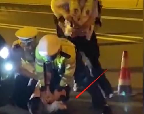  拒绝接受|又是玛莎拉蒂，司机拒绝接受检查，还当街推搡交警，谁给他的勇气