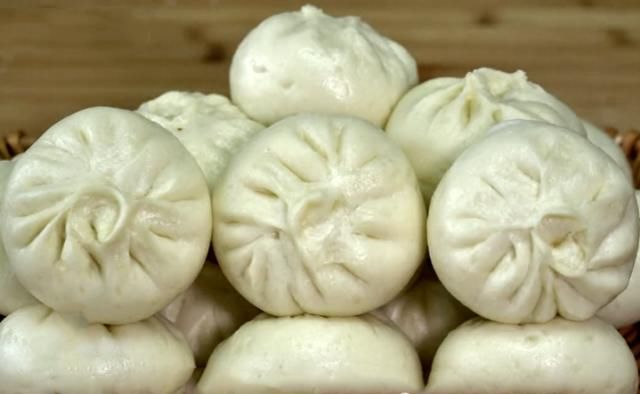 馅料鲜美|秋天此菜正当季,1块钱一斤,做成包子蓬松暄软,比肉包还好吃