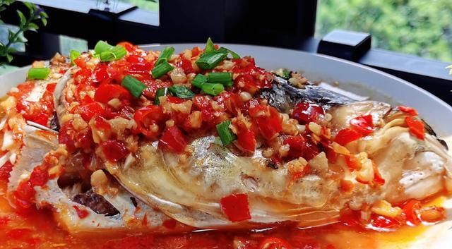  香辣|做“剁椒鱼头”时，记住这3个要点，鱼头香辣爽口，没有土腥味