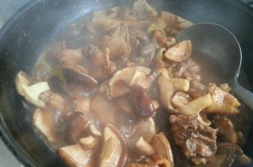  鸡肉|炖鸡时，应该先焯水还是直接炖？其实都不对，大厨教你正确做法