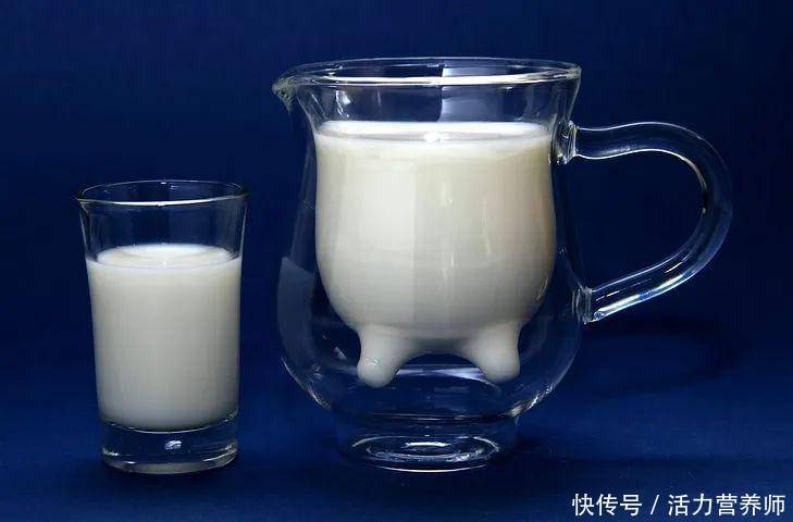 经常喝牛奶会导致骨龄偏大吗(听说，经常喝牛奶会导致骨龄增大？牛奶还应不应该每天喝？要注意)