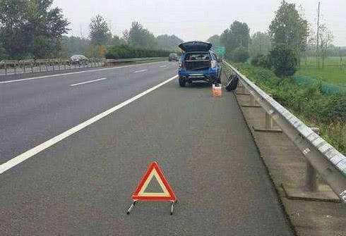  为啥|应急车道换轮胎被扣12分，车主：为啥别人换轮胎不扣还帮忙