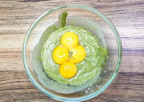  蛋糕|懒人抹茶蛋糕，配方和做法特简单，清新绵软细腻，没有烤箱也能做