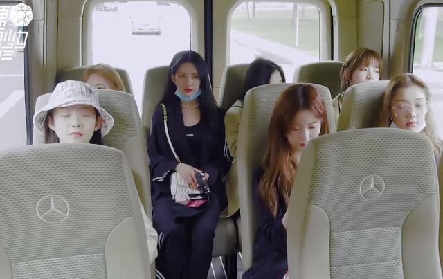  安慰|张艺凡因没法买奶茶伤心，王艺瑾连忙安慰，对她说的话太宠了吧！