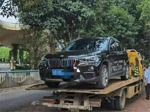 交警|宝马违停13次,交警贴完罚单却被撕碎,车主:随便贴反正我有钱!