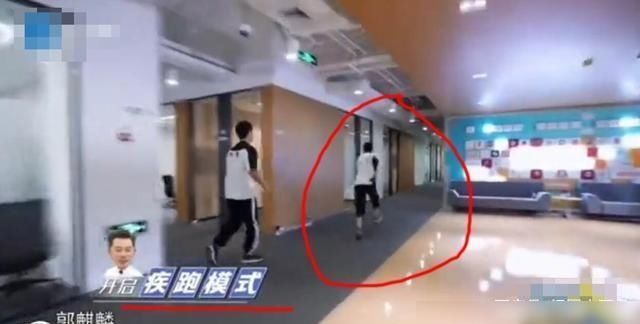  老人|两个《奔跑吧》年轻人“残忍欺负”一个老人