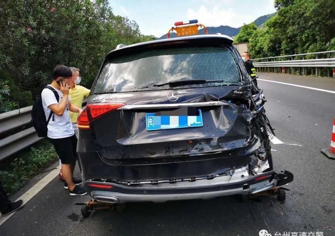  行车记录仪|惊险！两车擦身相撞，又是安全距离不足惹的祸！