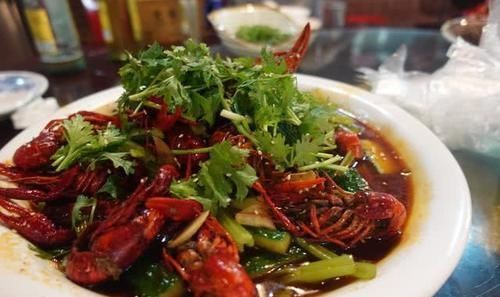 桌子的菜|朋友花300多请吃农家菜,老板还送了一道菜,吃了一口脸都黑了