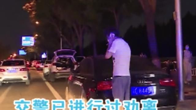 路边|网约车路边违停被罚,司机直言赚钱不易,交警:已经警告过一次