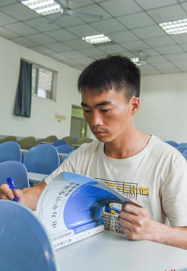  熊洞|从爬着上学到站立支教 专访凉山小伙熊洞：在梦开始的地方，像一盏灯照亮村庄