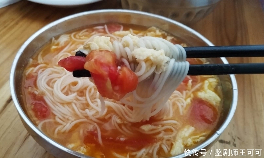 西红柿鸡蛋面|最简单的快手饭,5分钟做两碗,没有大鱼大肉,却吃得舒服