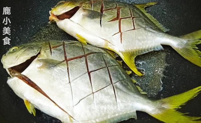  鱼身|如何煎鱼才不粘锅？3个技巧是“关键”，保证鱼身完整，金黄香酥