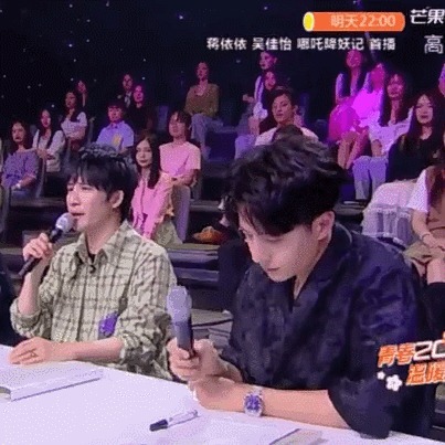  实在是太|王一博太调皮被误会，“不满”选手砸话筒弹飞笔，藏在本后太可爱