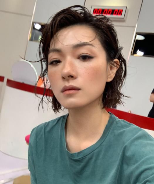 万茜成|万茜成《浪姐》代表人物?与赵丽颖、杨幂同框,依旧位居c位!