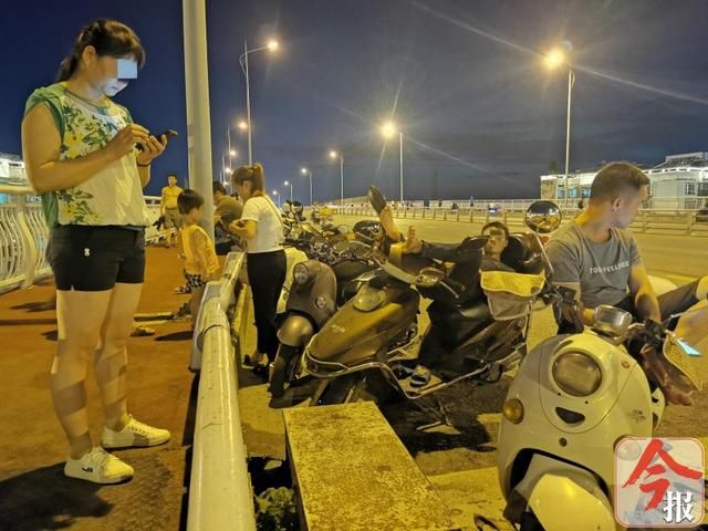 交警|在广雅大桥上扎堆看风景的车主们,你们违规停放的车被交警拖走了