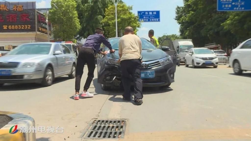  车主|绿榕北路一辆小轿车侧翻在机动车道上，车主一头雾水