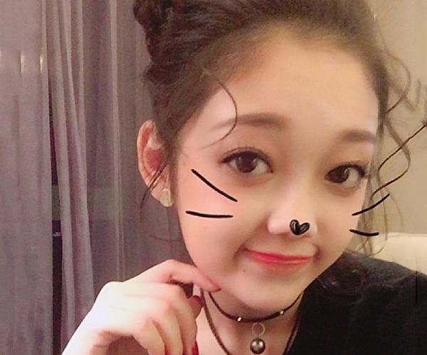  成员|硬糖少女参加薇娅直播间，希林却一口零食都不吃，这是有多嫌弃