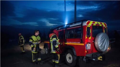  社会|【社会】为除蜂巢引发大火，直升机出动，赛马场让路