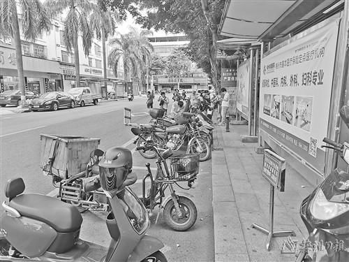 人心|车辆乱停放 行人心添堵