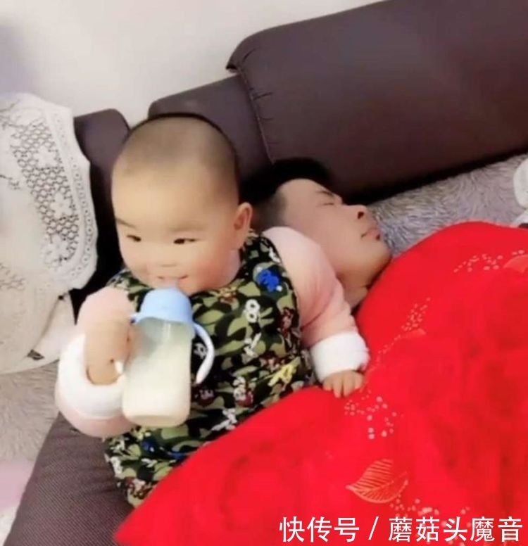  爸爸|宝宝见爸爸张着嘴睡觉，下一秒的行动让宝妈笑喷了，网友：尝一口吧