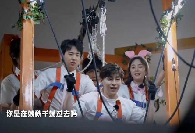 镜头|邓伦撸起袖子过铁索,镜头特写他的手臂,这肌肉线条我没看错吧