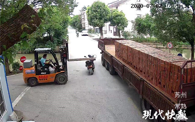  民警|骑车老伯遭叉车“削”头，头盔救他一命