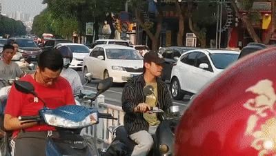 电驴|闯红灯、逆行、不按车道行驶…这些骑电驴的被交警曝光,有你吗?