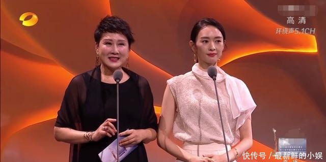 颁奖|金鹰节颁奖尴尬多!刘涛走神何炅急救场,嘉宾忘词全场都看提词器