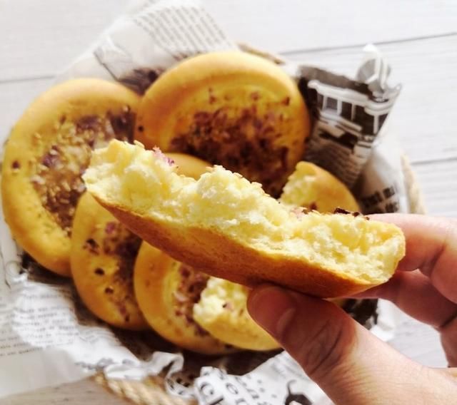 牛奶|烤箱自制小烤饼,外脆里软,香气扑鼻,比面包简单,比馒头有味