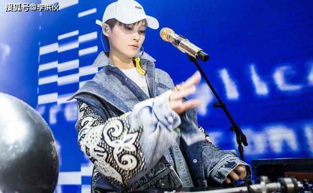  郁可唯|张含韵 郁可唯 许飞 李斯丹妮，这些超女还是选手，李宇春已成导师