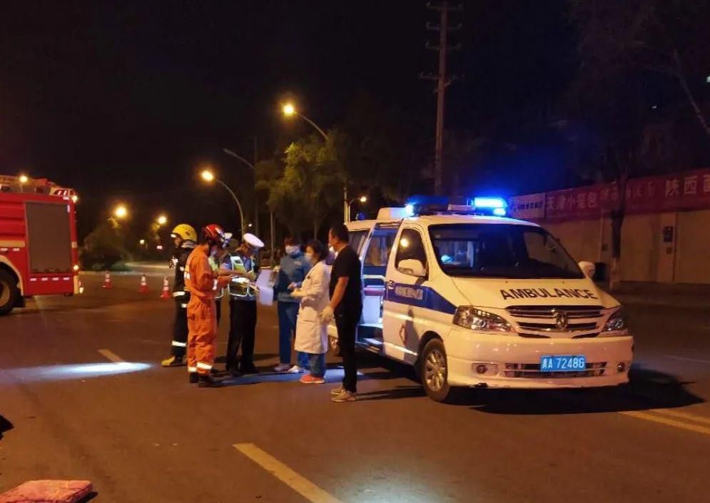  城东区|西宁市城东区发生交通事故致2人死亡 肇事车辆内啤酒烧烤散落一地
