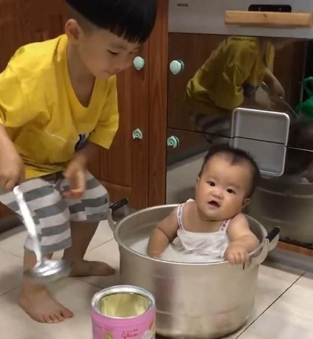 疼痛|哥哥把弟弟给“炖汤”，宝妈看到之后，连呼吸都感到疼痛