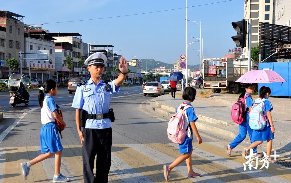  阳山小学|辅警小哥一声哨响，小女孩与危险瞬间擦肩而过