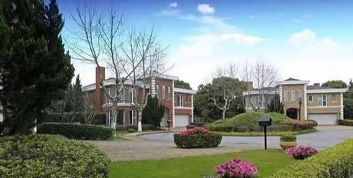  中开|张方方：三年前的水泥妹，通过卖惨成为网红，现实中开豪车住洋房