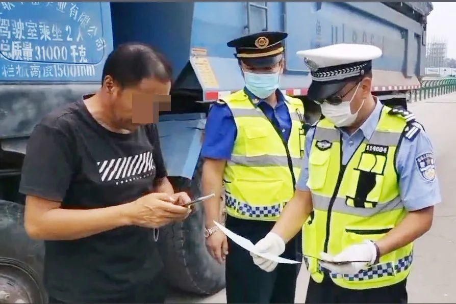 工作|城阳公安交警联合开展超限超载和大气污染整治工作