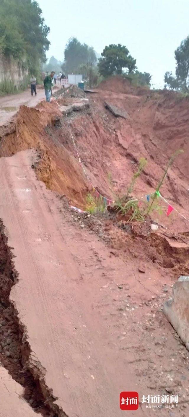 中断|四川乐山荔枝湾一道路滑坡中断 现已抢通便道