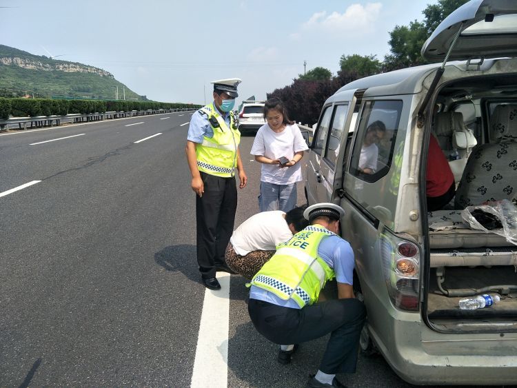  交警|高速公路爆胎抛锚 交警烈日帮忙解困