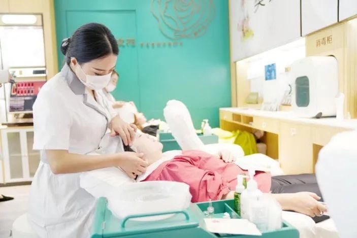  樊文花|连获两个领先认证！樊文花如何7年开出4000家面部护理店？