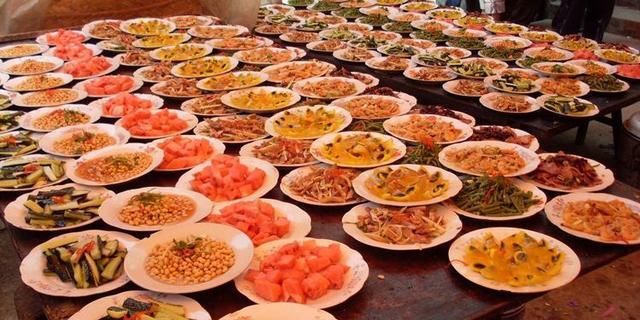 农村宴席|农村大妈酒席上独占整盘猪肘，遭质疑后怒怼：＂我花了100块钱！＂