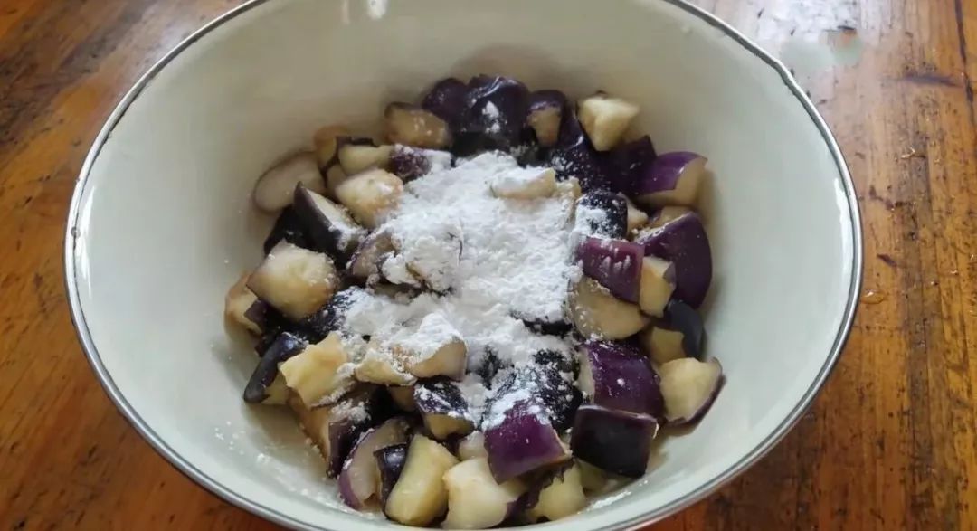  搅拌均匀|茄子这个做法实在太好吃，比红烧茄子还好吃，超下饭！