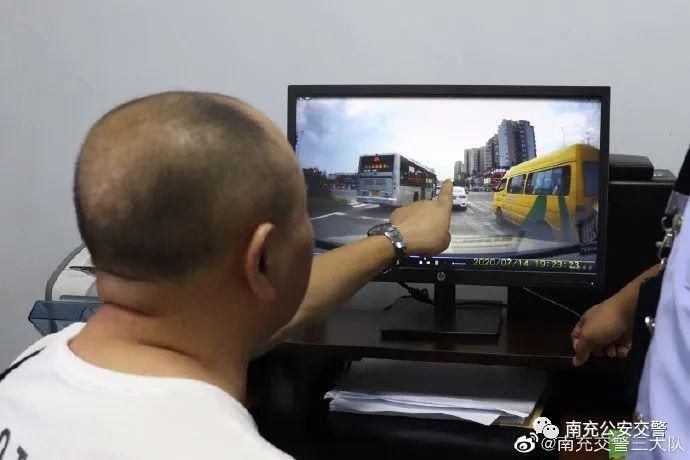  驾驶|举报：南充一公交车居然还可以这样右转？