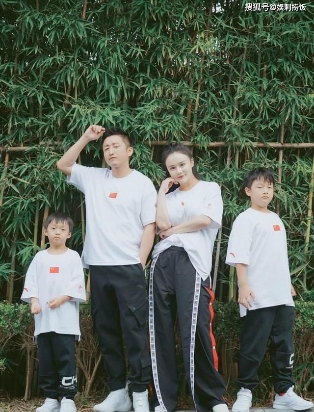  身影|邹市明一家四口合照未见三胎儿子身影，大儿子身高直窜快追上妈妈