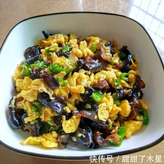 炒鸡蛋|木耳青椒炒鸡蛋 好看又下饭 一个人能吃两大碗