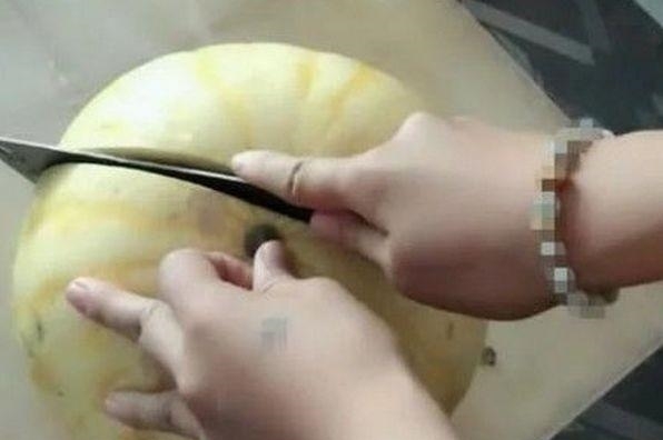 女子|女子买黄色西瓜,回家被老公骂,切开后,老公抢着吃根本停不下来